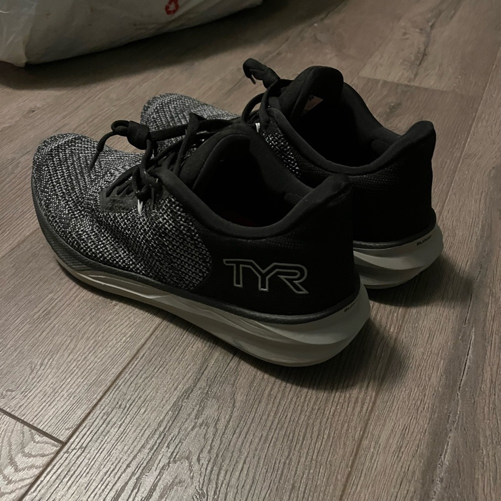 TYR Men's Black and Gray Running Shoes